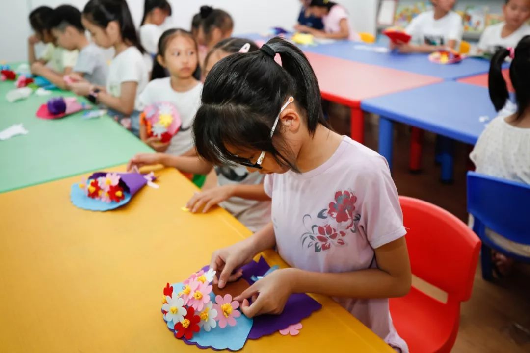 童心巧手頌黨恩 德慶縣圖書(shū)館第28期“少兒書(shū)香學(xué)堂”手工花制作活動(dòng)回顧