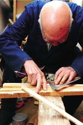 百歲巧手傳溫情，千把馬扎贈(zèng)鄰里——老木匠的工匠精神與社區(qū)情誼